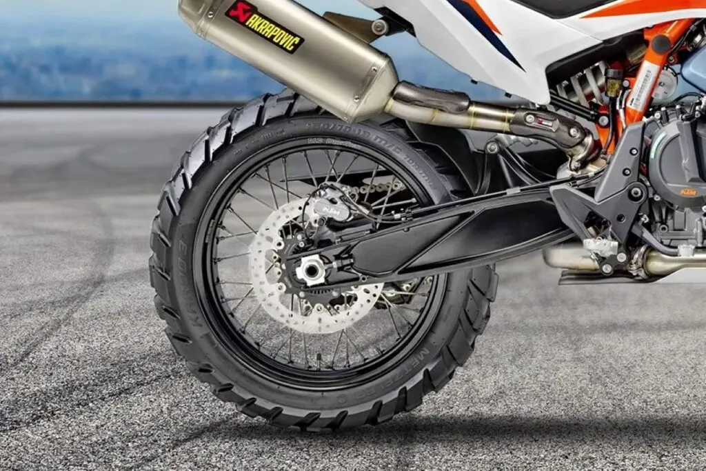 imagem do escapamento akrapovic da KTM 890 Adventure R Rally 2026