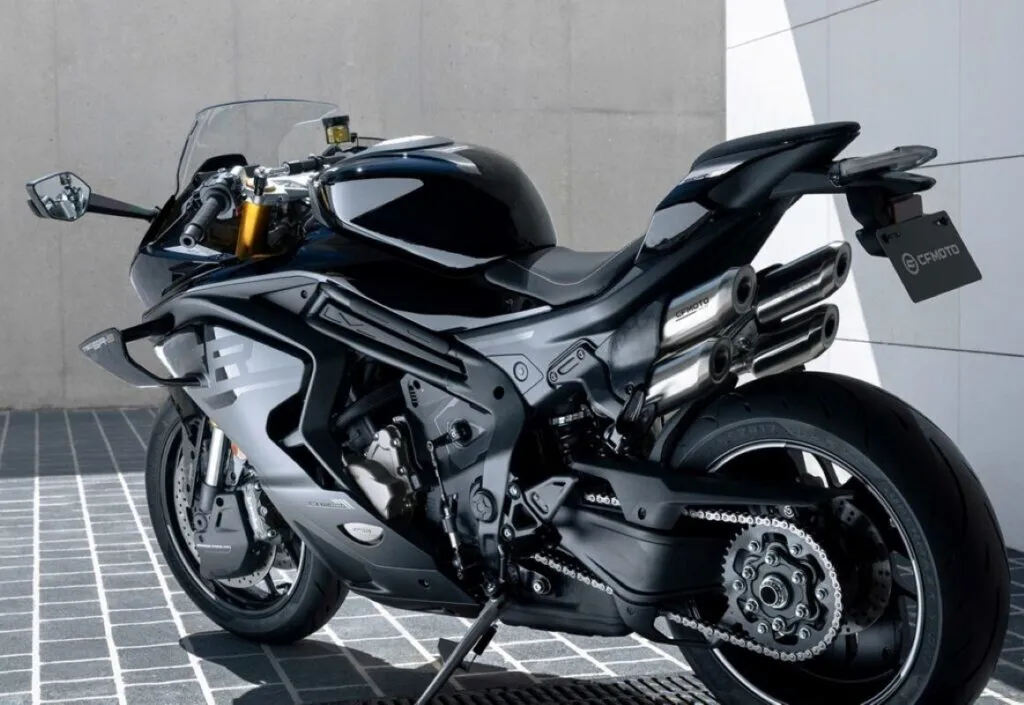 imagem traseira da CFMOTO 750SR-S 2026
