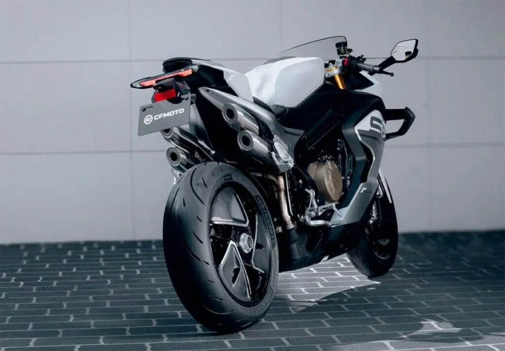 imagem dos escapamentos da CFMOTO 750SR-S 2026